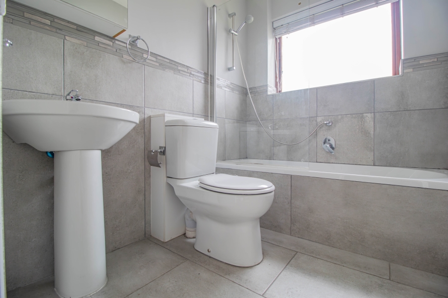 To Let 3 Bedroom Property for Rent in Greenways Golf Estate Western Cape